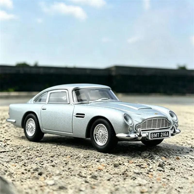 1:38 Aston Martin DB5